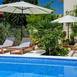 Palace Schoen Milesi - Esense Of Prestige - Private Pool - Old Money Style Luxury - Walking Distance To The Old Town, The And Amenities - Buralux 4*, Split Croatia